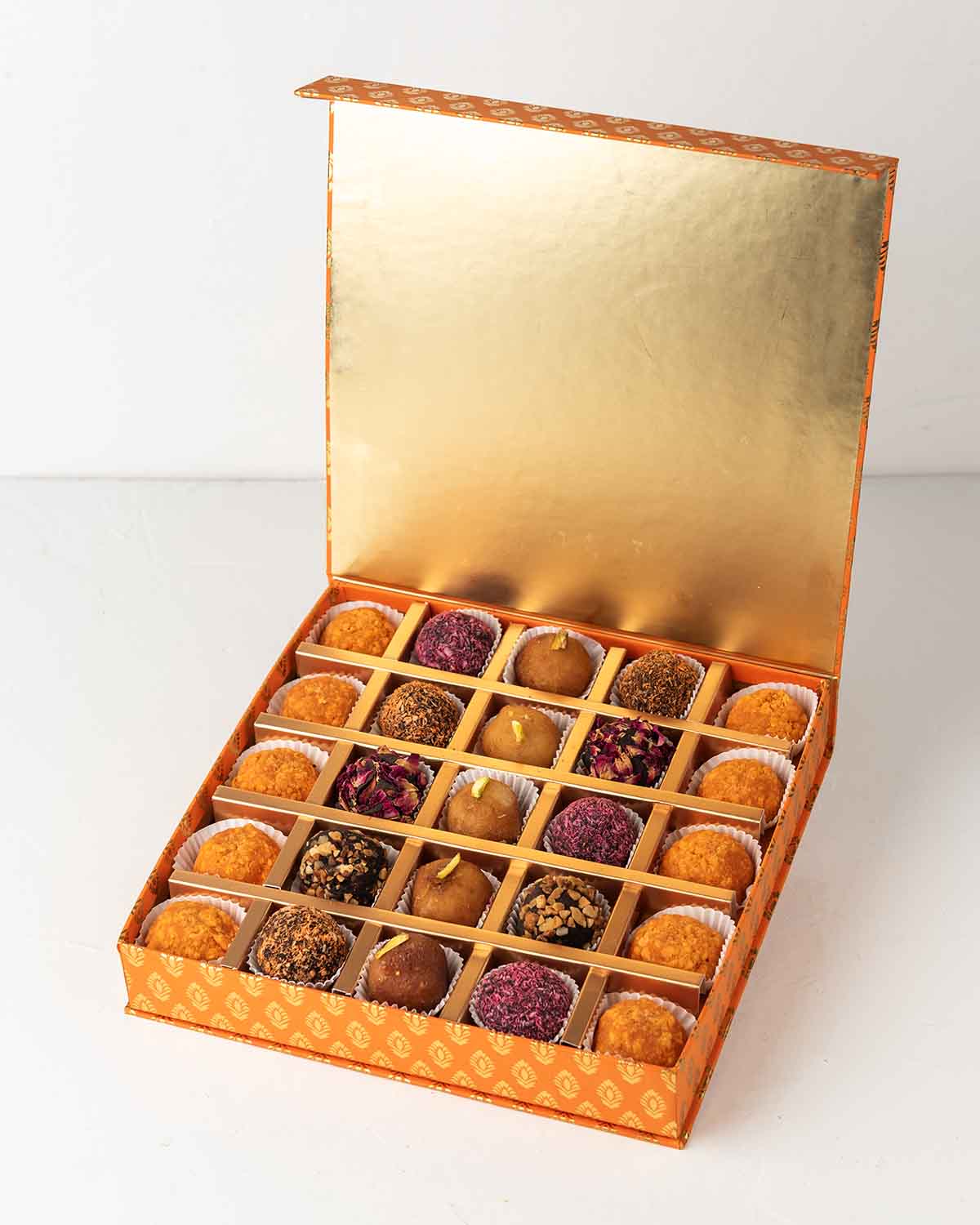 25 Ladoo's and Truffles Gift BoxChocolate & ConfectioneryYour Gift Contains:• 10 x Assorted French Truffles• 10 x Boondi Laddu• 5 x Gulab Jamun• Box Size: 25x25x4.5cmHandling and Storage • Keep away from direct heat and sunlight• Best stored between 12-18